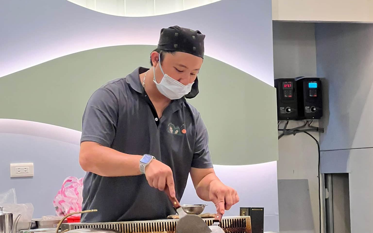 師傅在店裡的鐵板台前現做